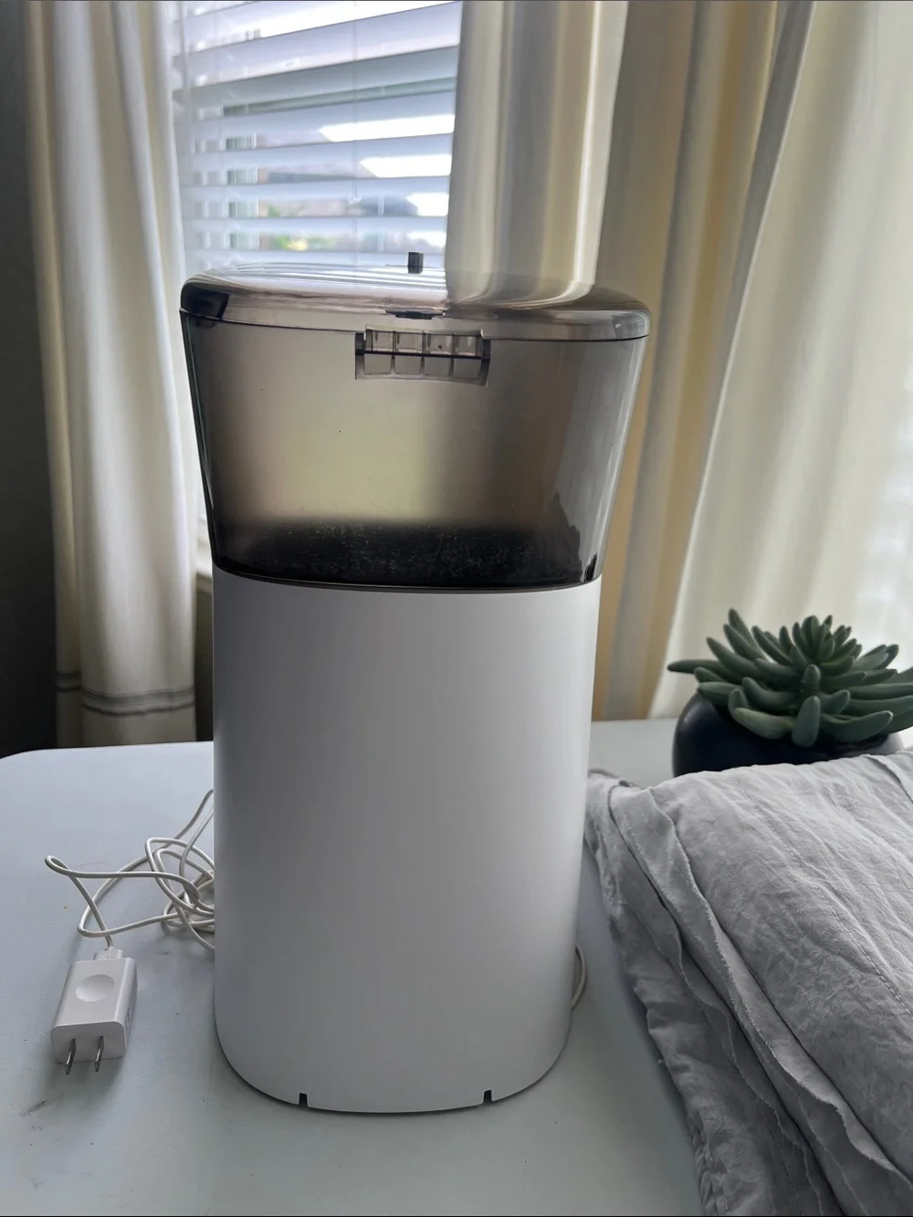 White & Smoke Automatic Cat Feeder